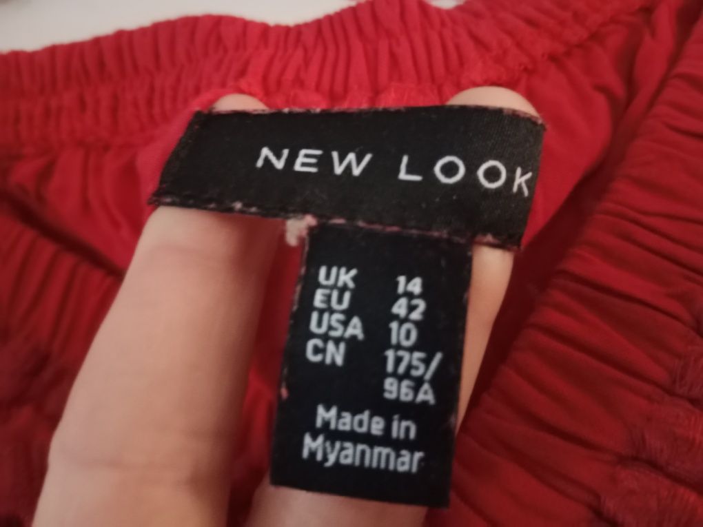 Топ з відкритими плечима з рюшами