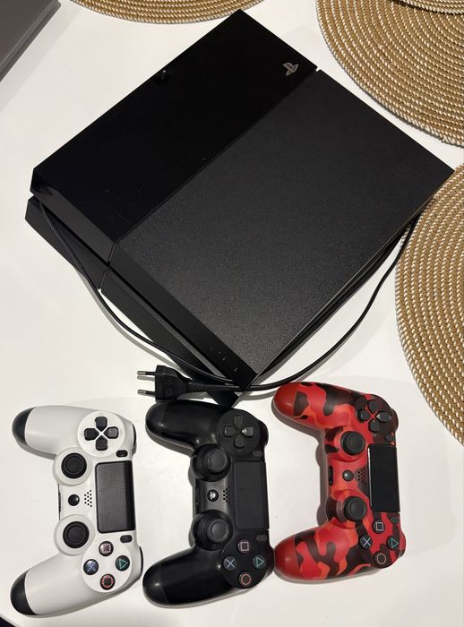 PS4 + 3 pady + 6 gier