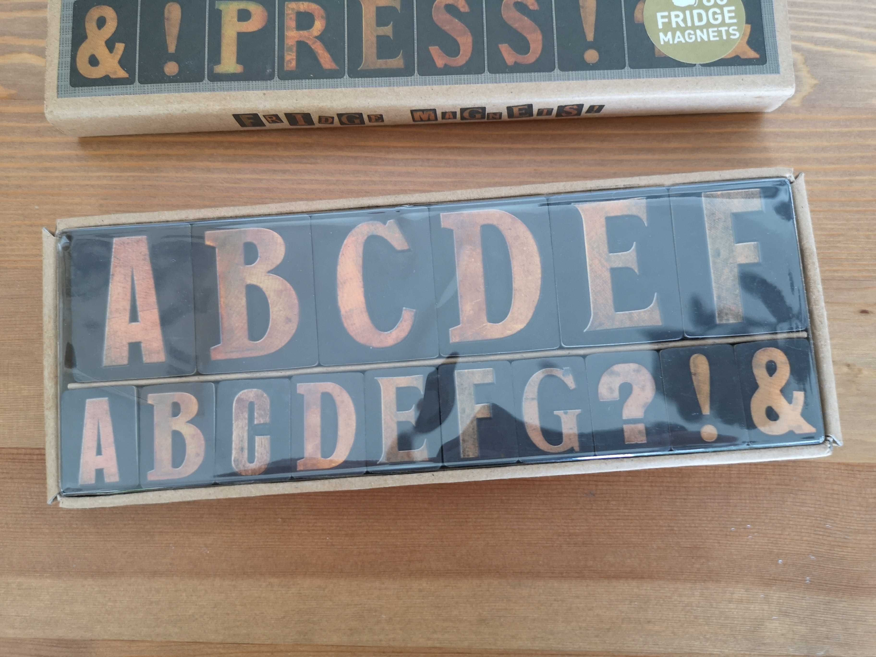magnesy z literami na lodówkę 80szt. LETTER PRESS