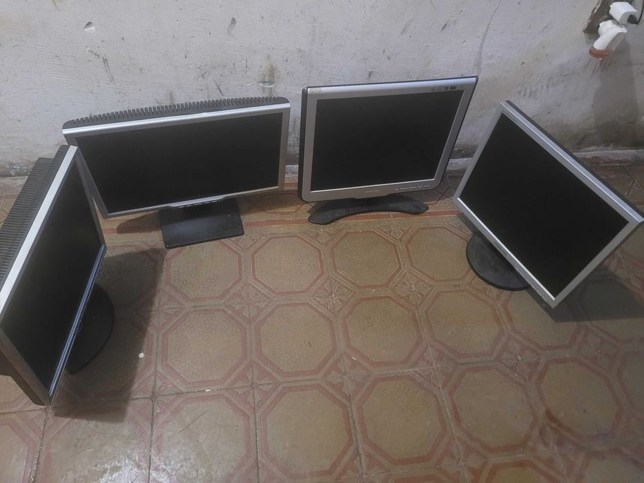 Zestaw sprawnych monitorów