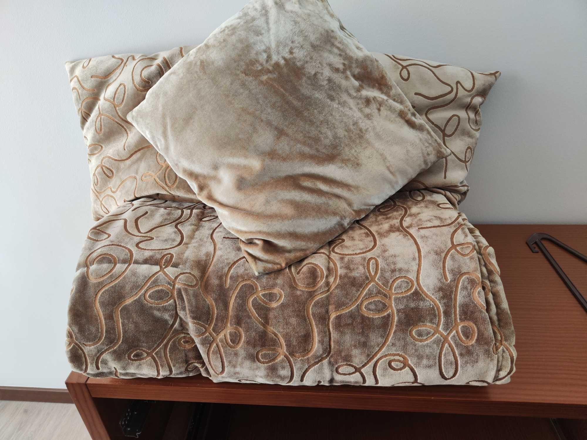 Conjunto colcha e almofadas