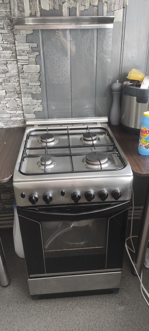 Продається газова плита Indesit