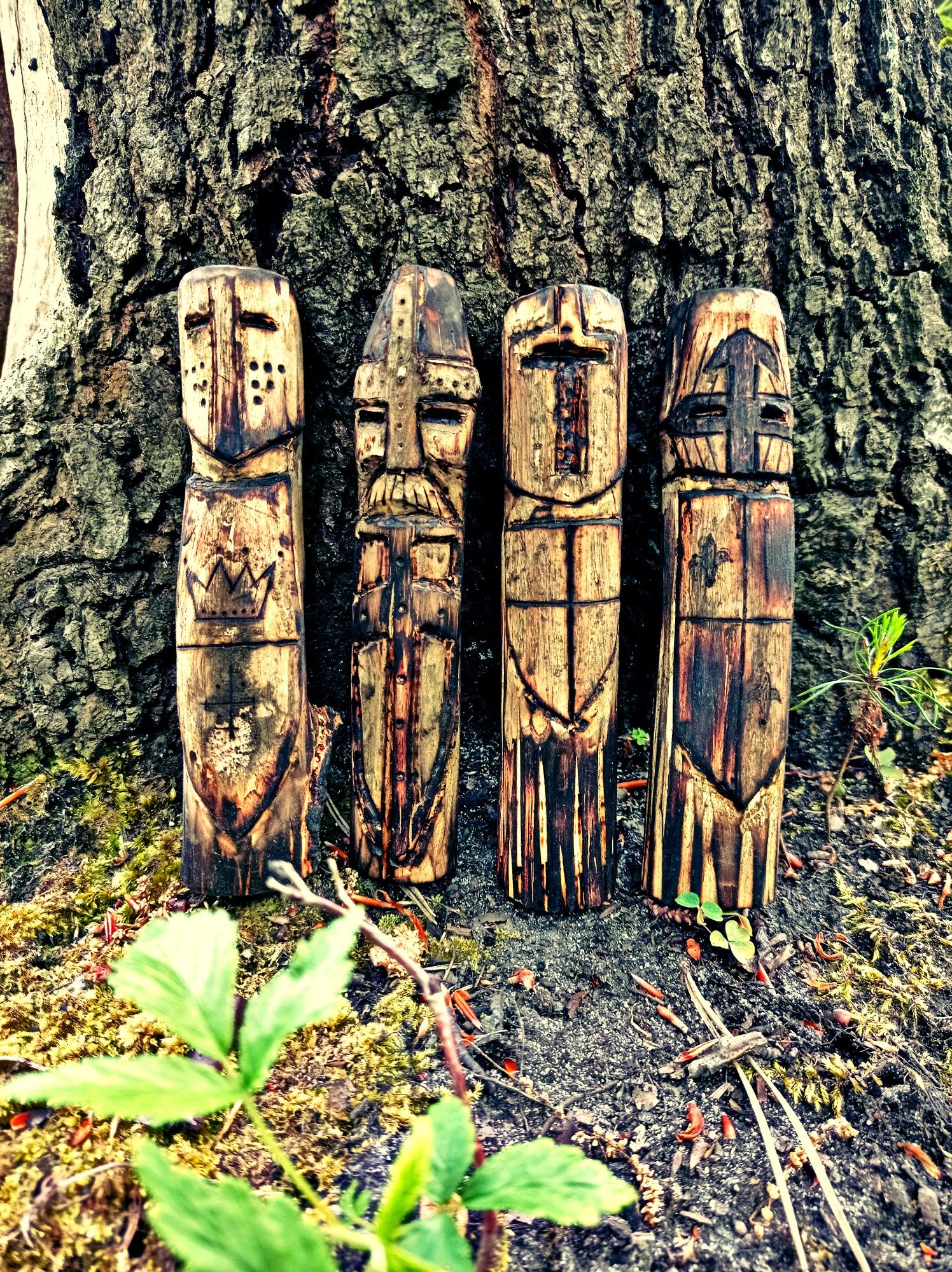 Figurki rycerzy w drewnie