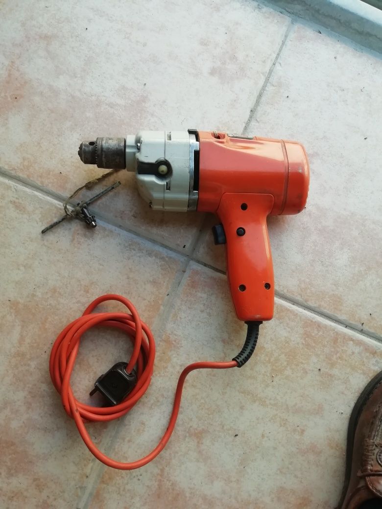 Vendo berbequim Bleck e decker de 2 velocidades usado