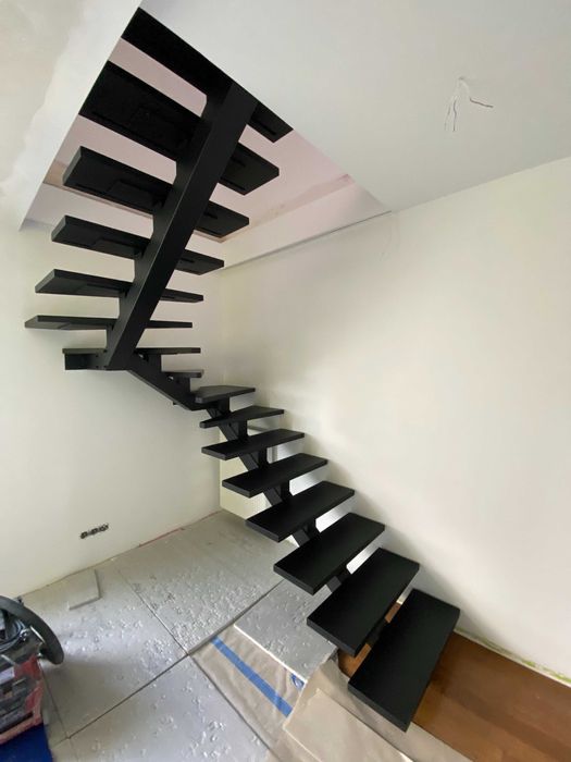 Schody na konstrukcji stalowej, metalowe, samonośne, loft nowoczesne