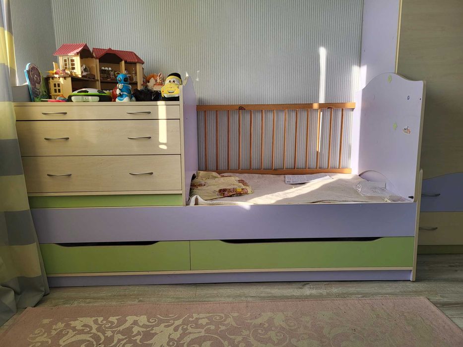 Дитячі меблі. Ліжко, комод, шкаф