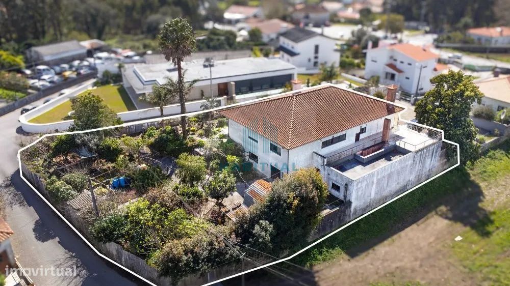 Moradia Térrea T4 Em Vila Nova De Anha