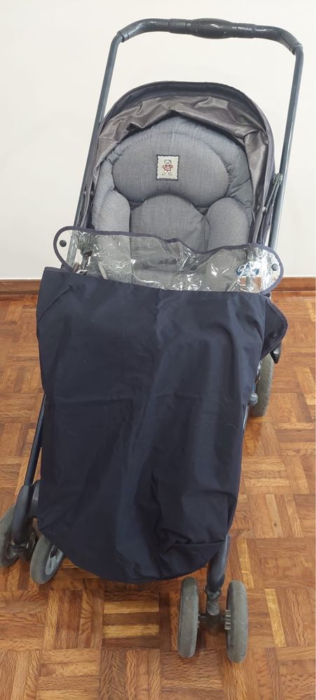 Carrinho bebe com edredão e capa para a chuvea