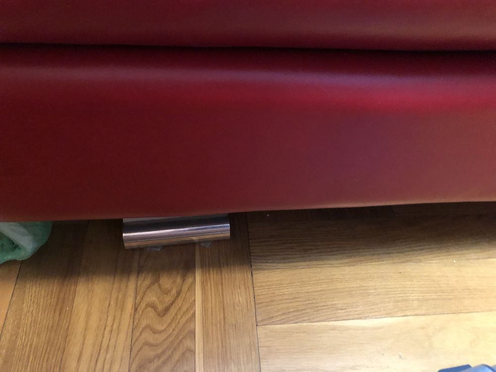 Czerwona sofa ze skóry naturalnej
