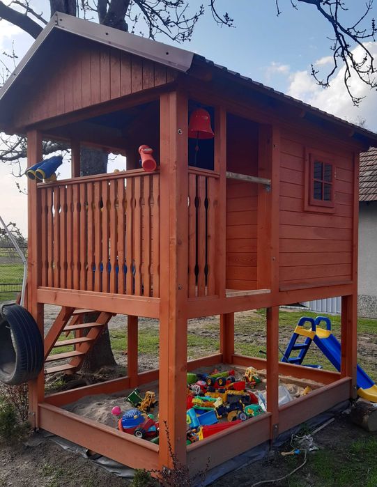 Domek z piaskownicą i miejscem na zjeżdzalnie