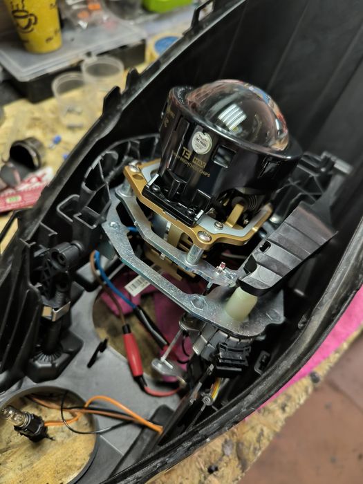 Заміна штатної лінзи або встановлення бі лед лінз (лед модулів)