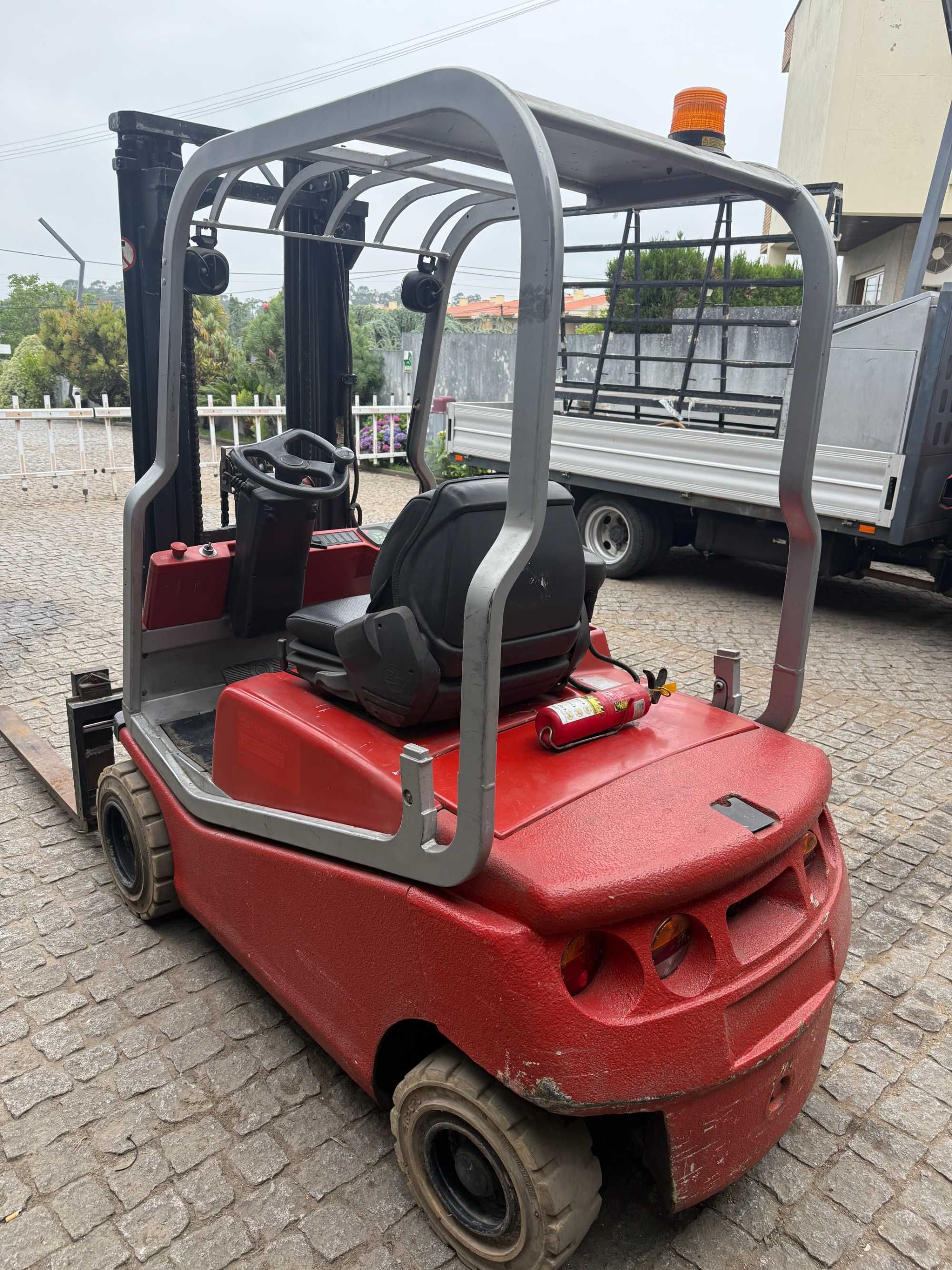 Empilhador elétrico BT