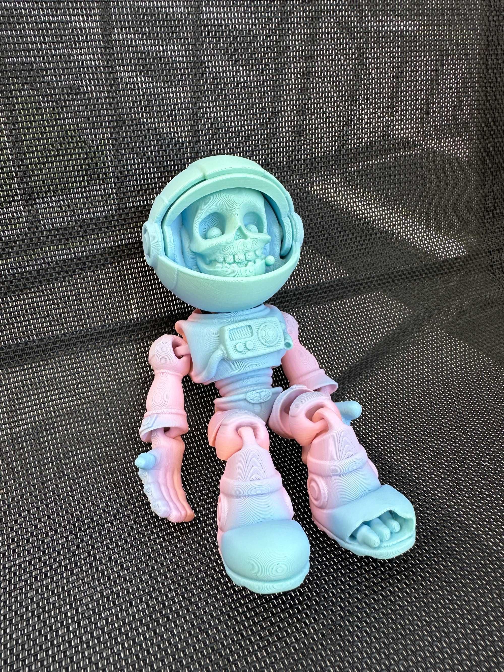 Astronauta kosmita szkielet ruchoma figurka antystresowa 18 cm tiktok