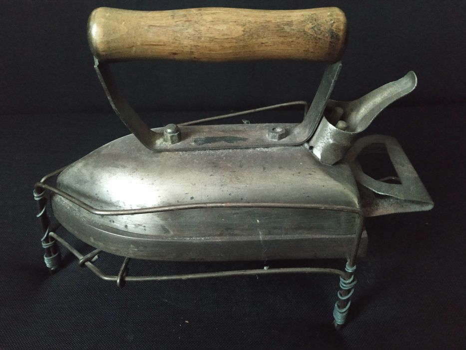 Stare żelazko PRL z podstawką