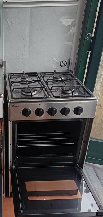 Fogão a gás com forno elétrico