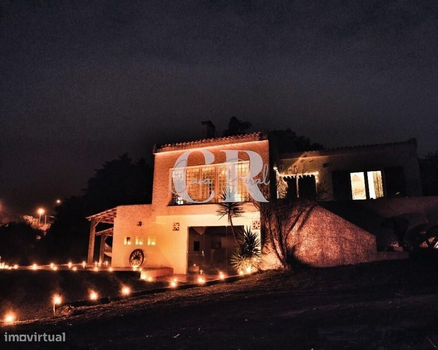 Propriedade de 5 Quartos com Potencial Comercial em Terreno Privado Pe