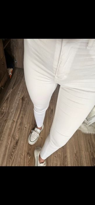 Biale spodnie z wysokim stanem