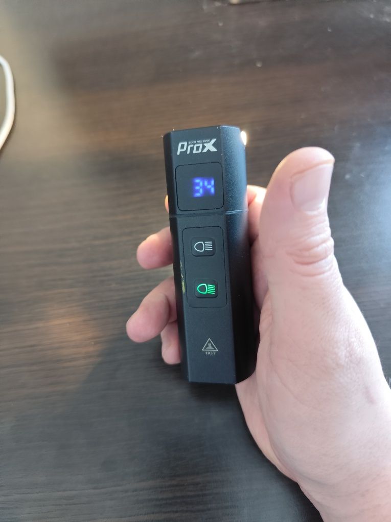 Lampka rowerowa przednia ProX z wyświetlaczem LED – USB, kilka trybów