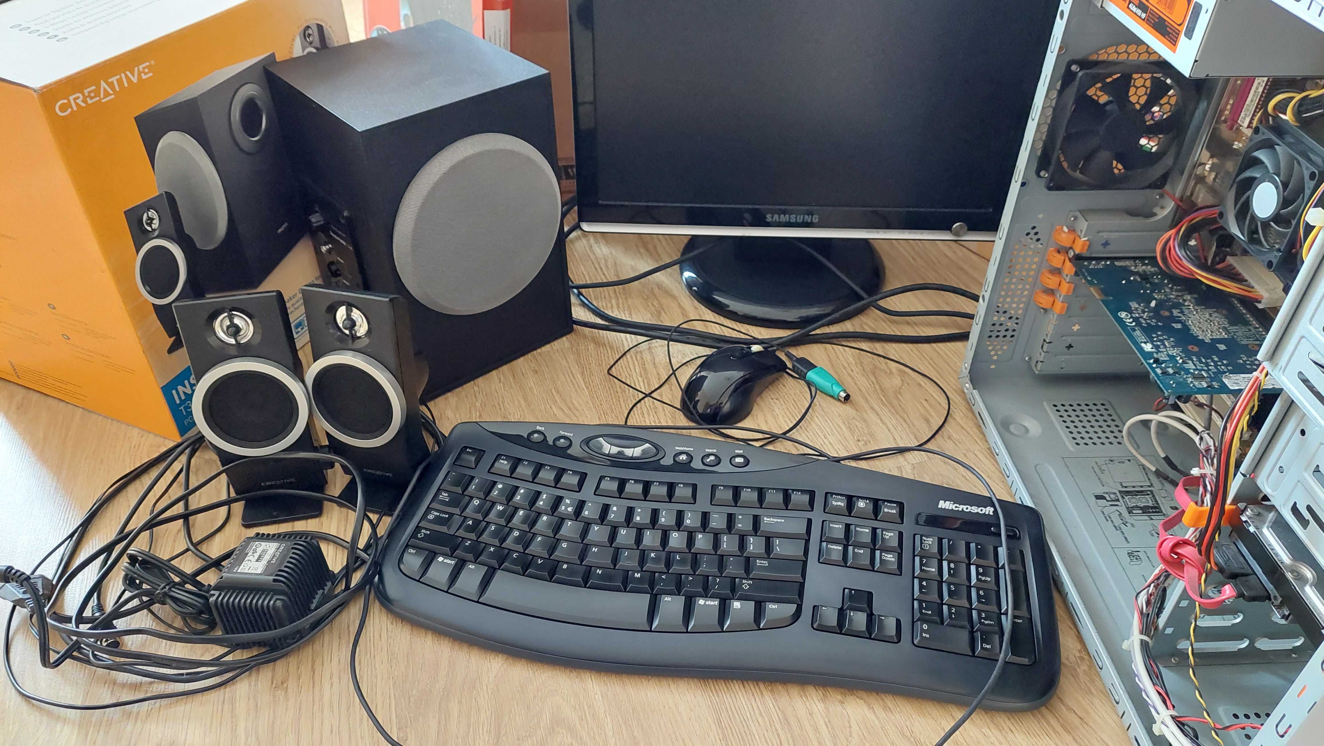Zestaw komputer monitor Samsung głośniki Creative klawiatura mysz
