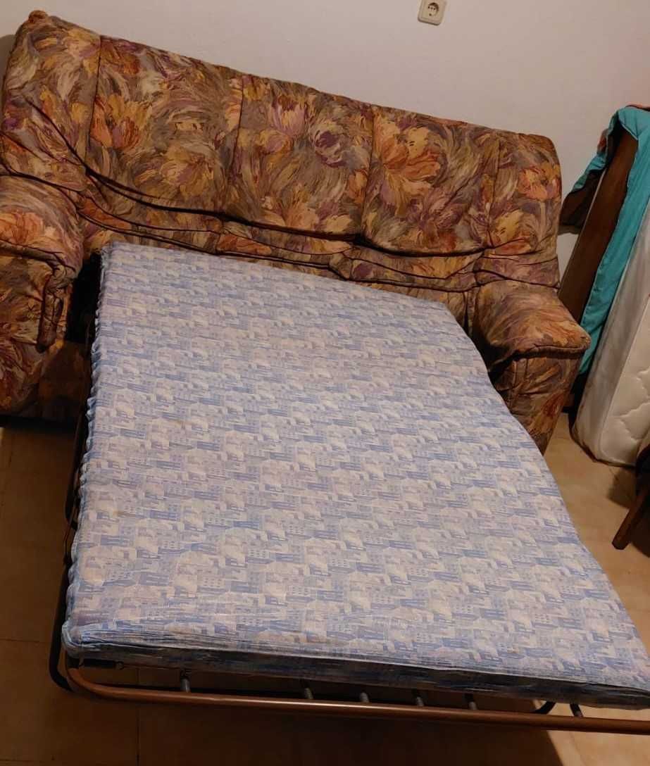 Sofa castanho 3 lugares com cama