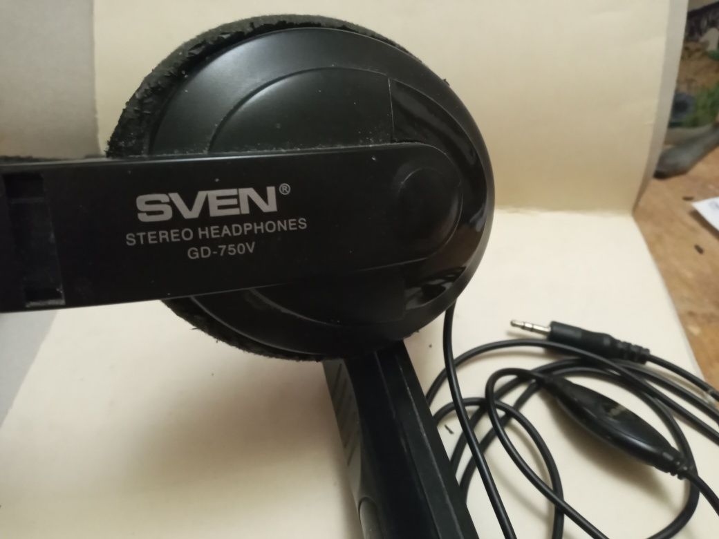 Наушники  в рабочем состоянии SVEN 750 V.