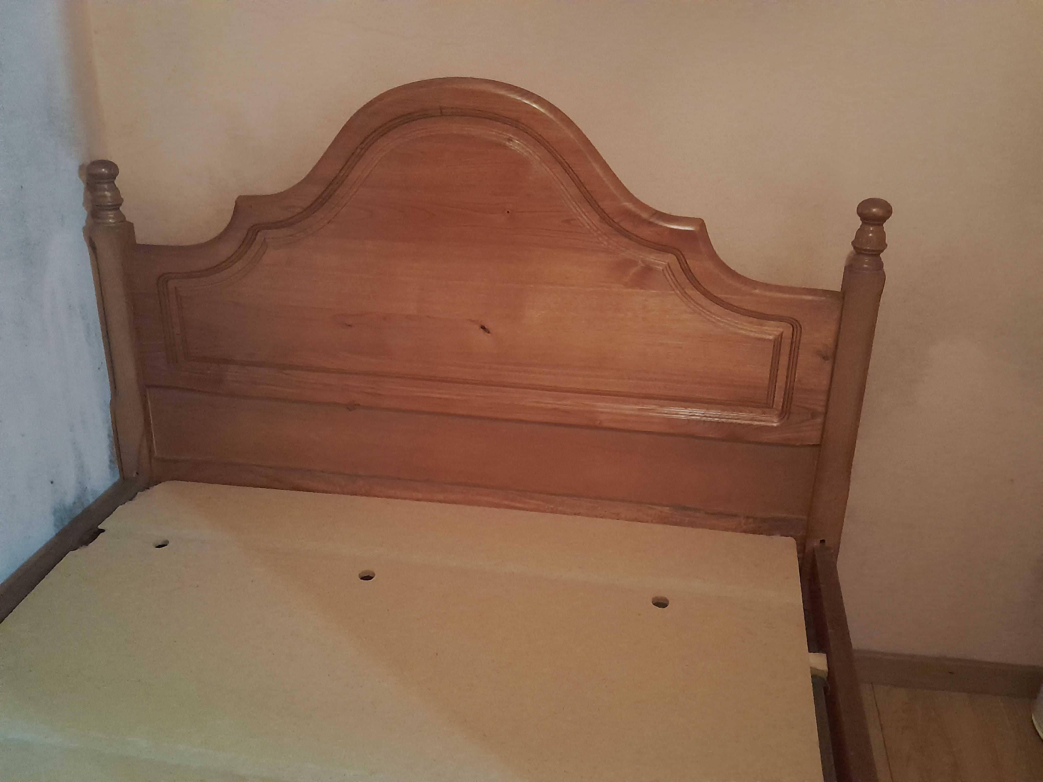 Vendo quarto de casal em pinho, bem estimada