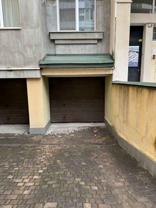 Гараж центр Івано-Франківськ ,вул. Чорновола вхід у парк Шевченка.