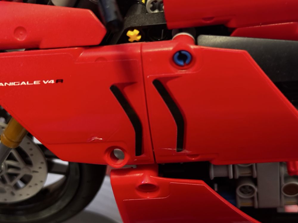 Lego Technic Ducati Panigale V4R 42107
