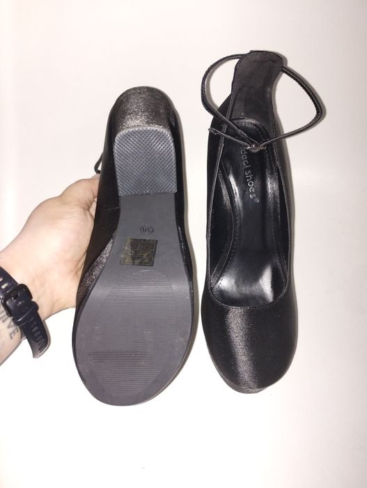 Czarne buty na koturnie