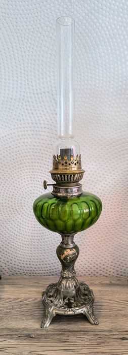 Piękna lampa naftowa z zielonym zbiornikiem.