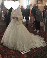 Весільна сукня із шлейфом біла