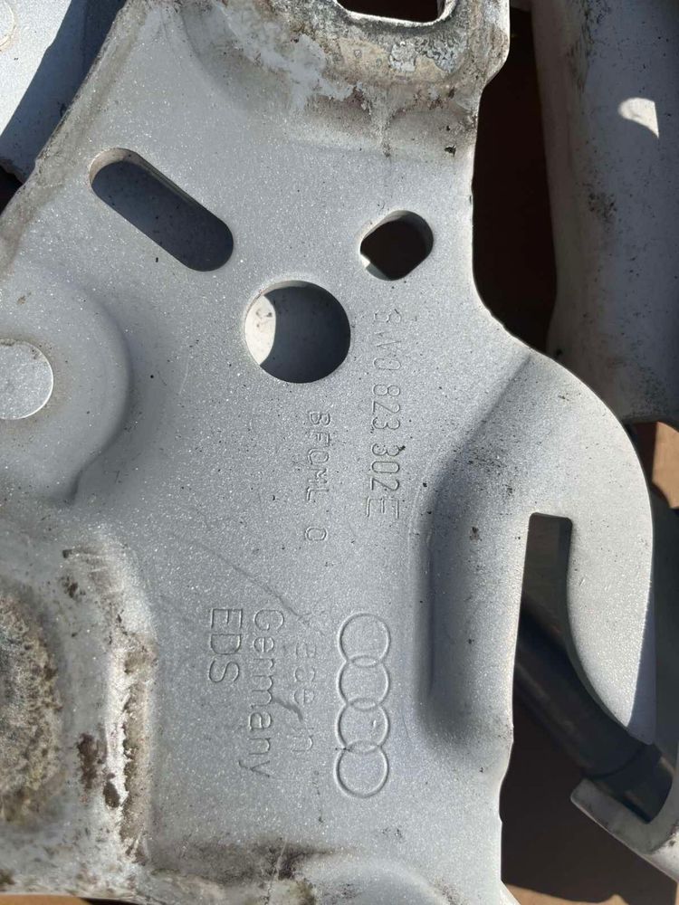Петля капоту з піропатроном для Audi A4 B9 8W0823823 (права ліва)