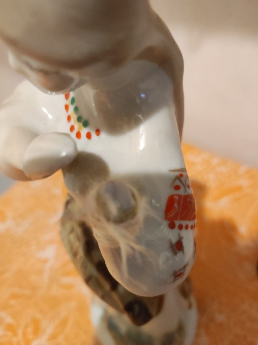 Chińska figura z porcelany bez dłoni