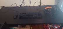 Mesa 140×60 cm com fones gamer teclado gamer e rato gamer com leds