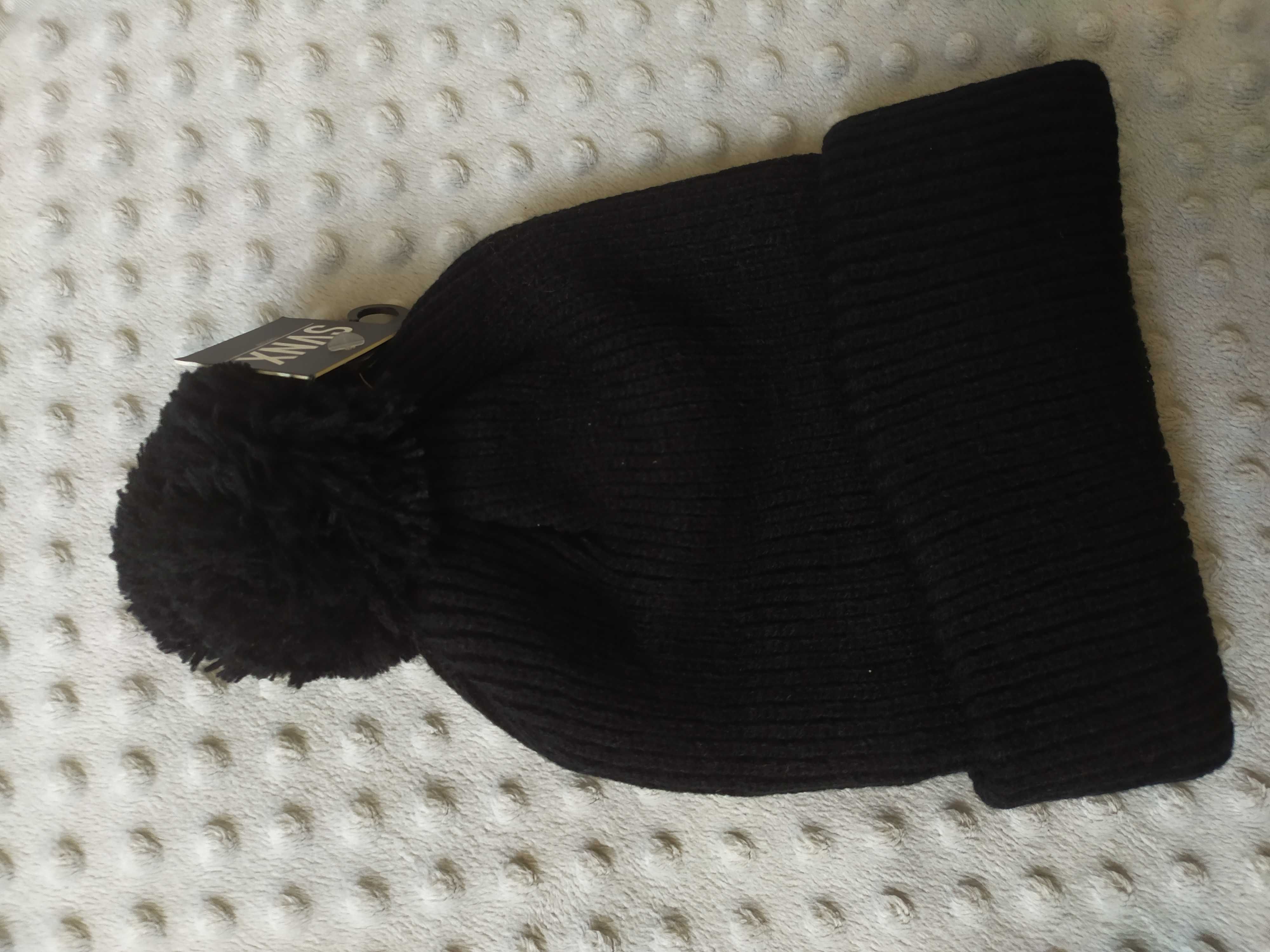 Czarna czapka beanie zimowa z pomponem SVNX