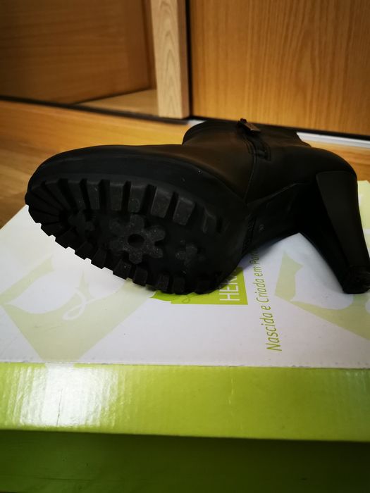 Botins em pele se salto alto com apoio