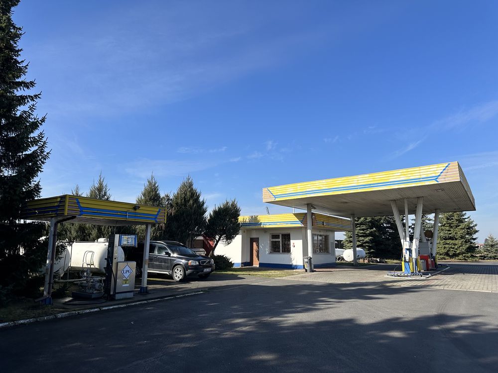Stacja Paliw przy drodze wojewódzkiej 702