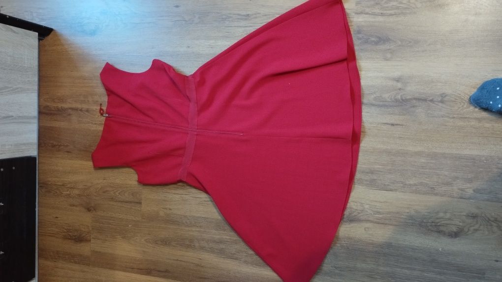 Сукня червоного кольору