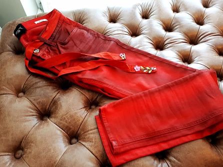 TWIN-SET Jeansy czerwone z ozdobnym paskiem R. 27