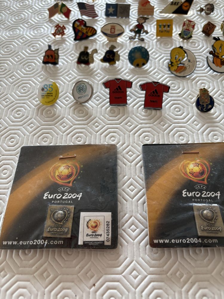Pins variados.