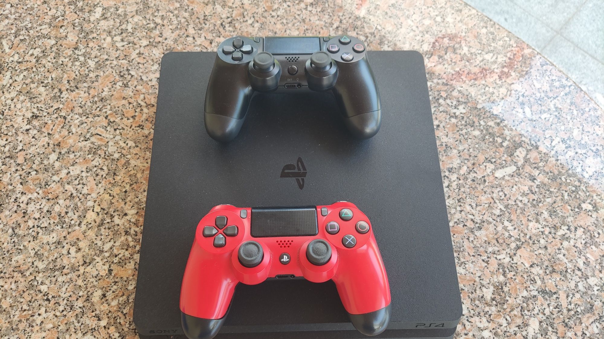 PlayStation 4 com dois comandos