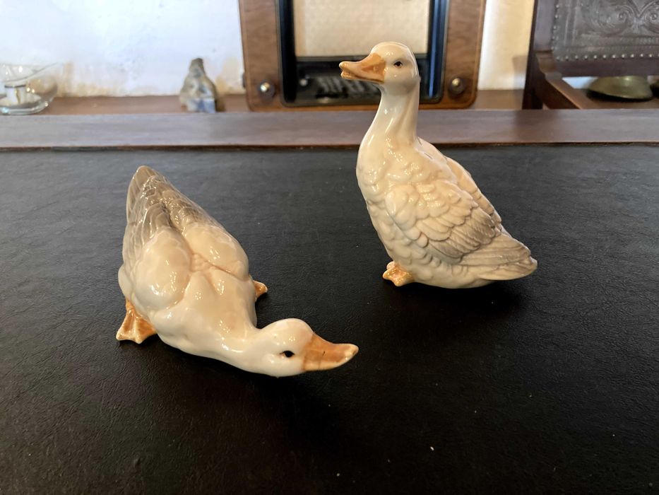 Patos em louça pintada