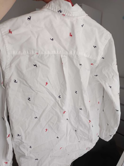 Koszula biała w renifery 122 Cool Club, świąteczna + gratis błękitna