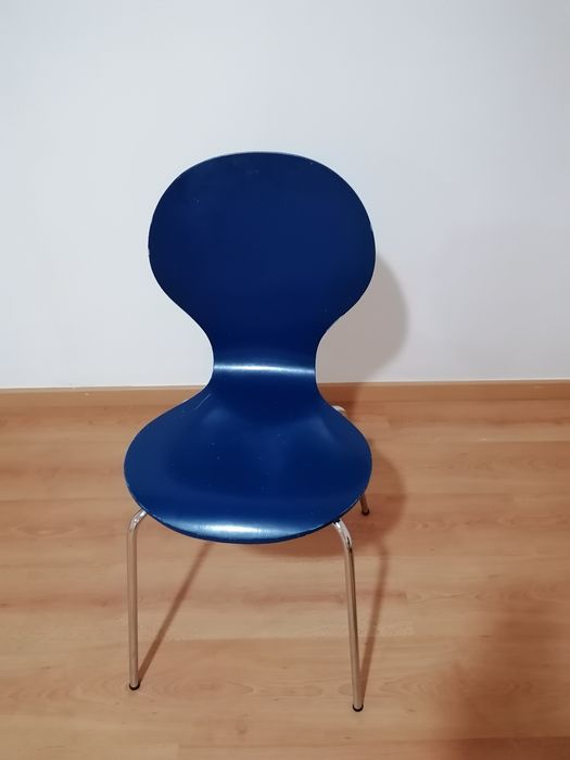 Vendo cadeira de cor azul