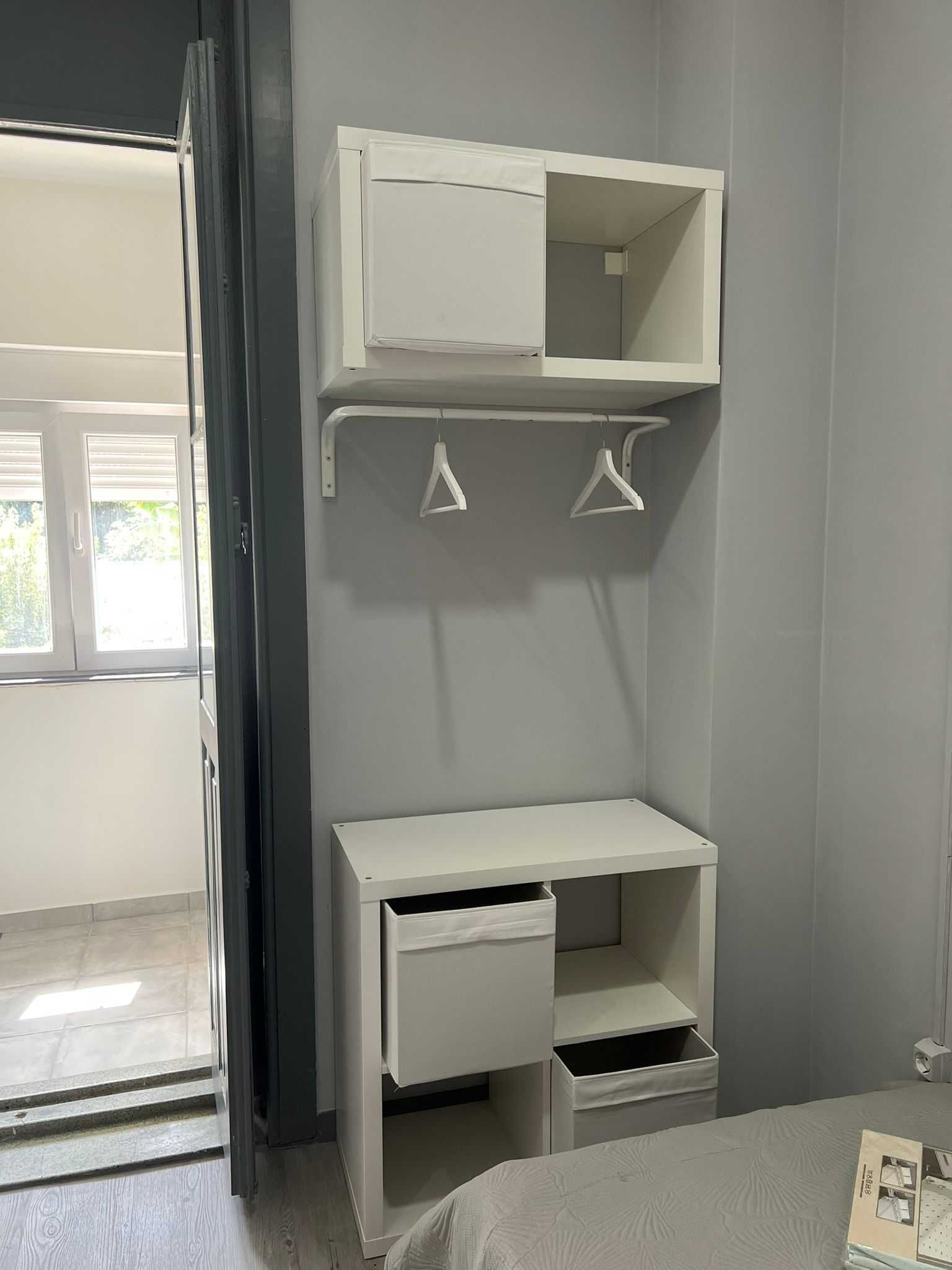 Quarto com cama de solteiro num apartamento de 3 quartos