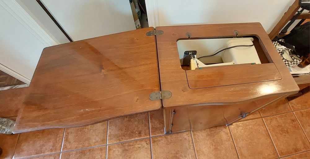 Máquina de costura e de bordar elétrica, Singer com móvel