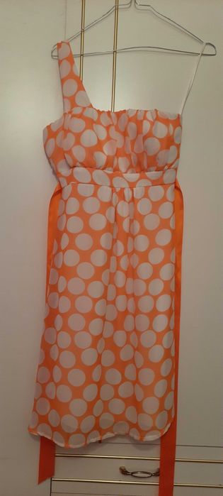 Vestido branco com bolas cor de laranja