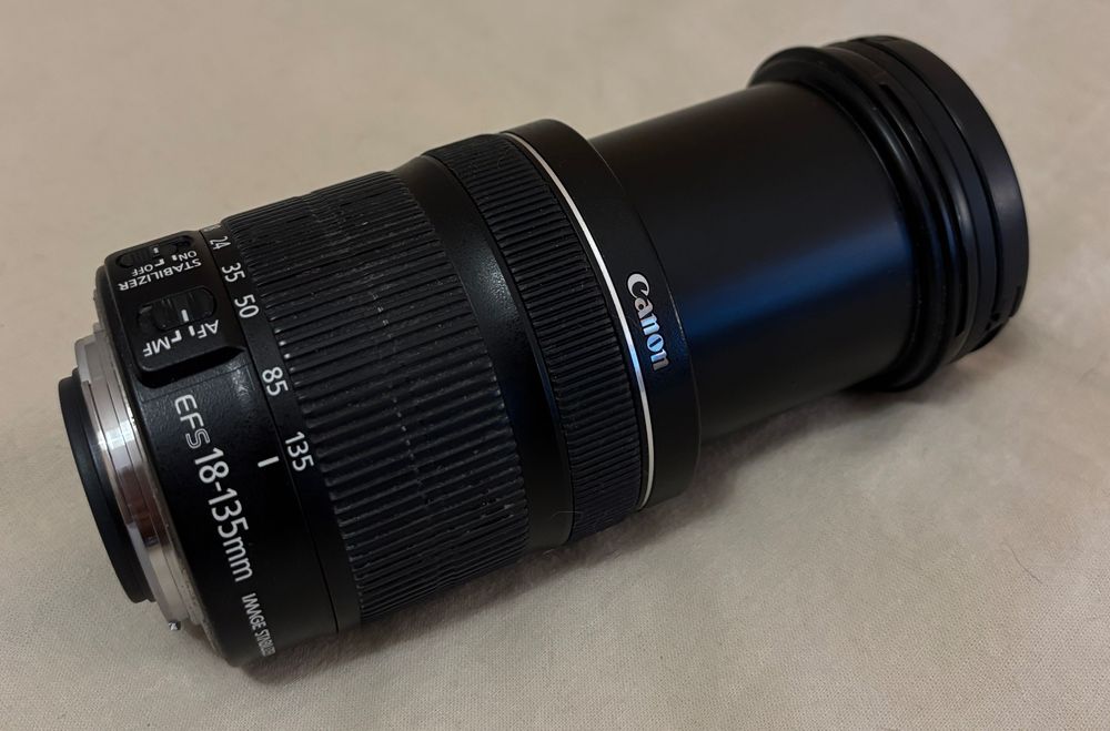 Máquina fotográfica Canon EOS 100D c/ objetiva 18-135mm e acessórios