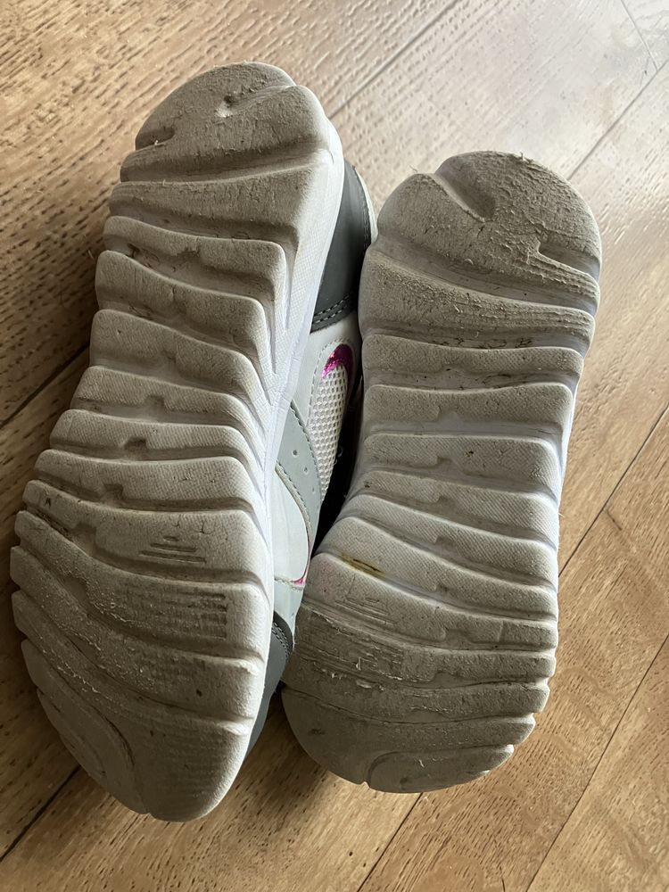 34_buty sportowe_lekkie_biała podeszwa_szkoła
