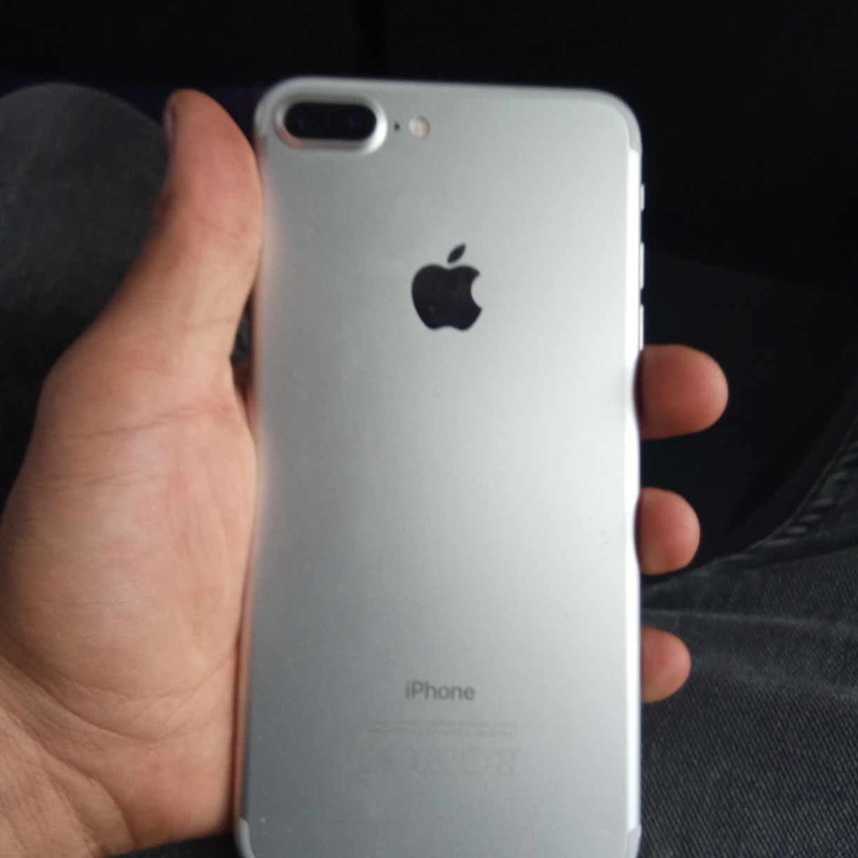 iPhone 7 plus com algumas marcas de uso